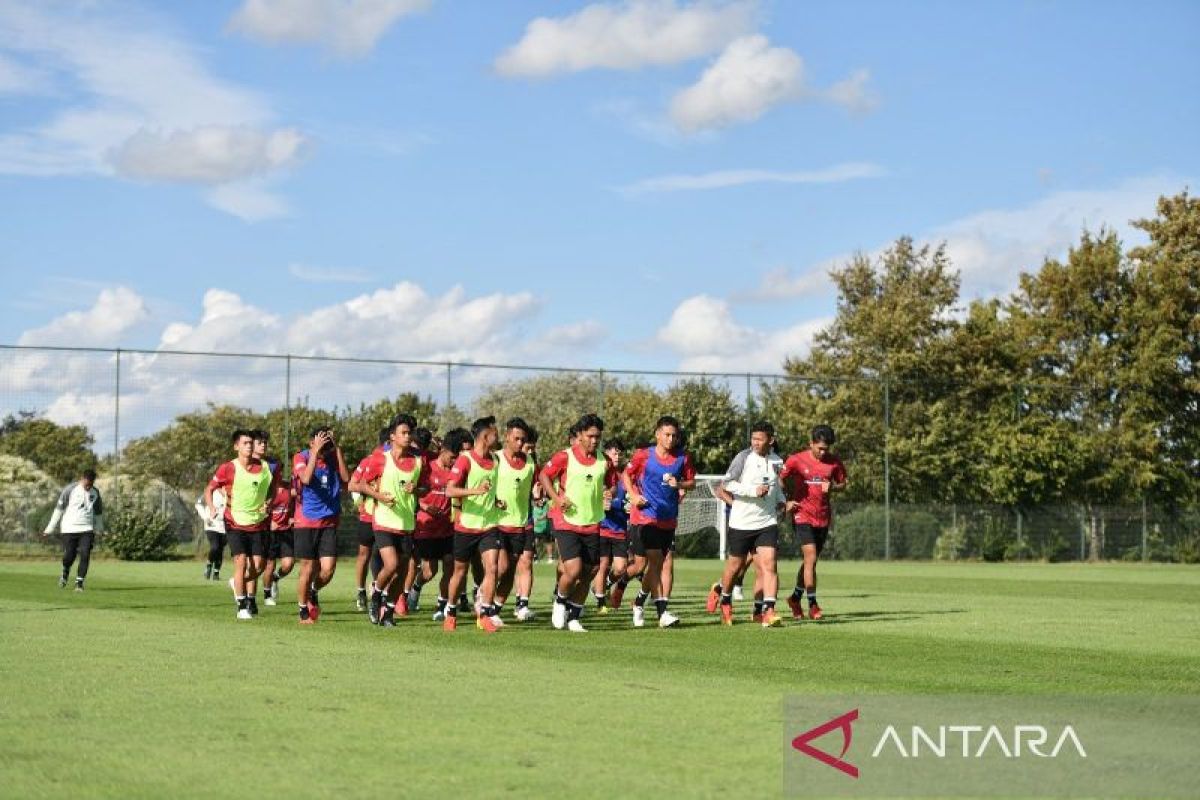 Timnas Indonesia U-17 berlatih ringan pada hari pertama di Jerman