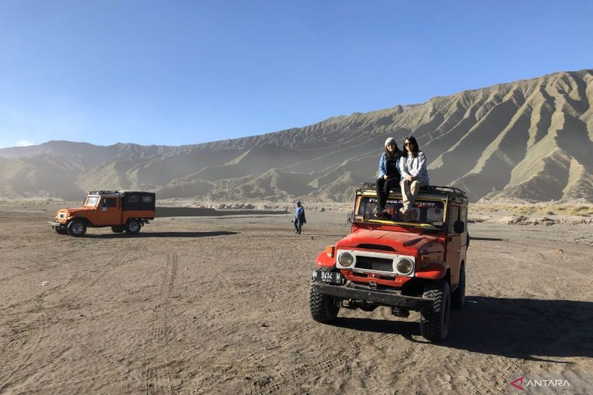 Bromo dikunjungi ratusan wisatawan buka pascakebakaran