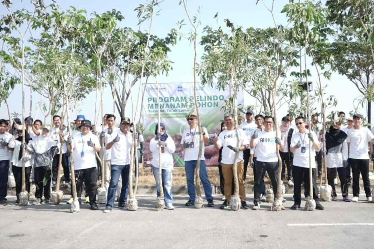 Terminal Teluk Lamong tanam 200 pohon kurangi dampak karbon