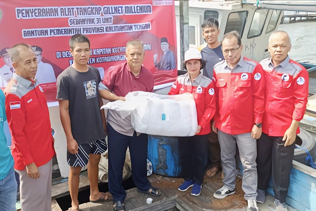 Gubernur Kalteng beri bantuan alat tangkap ikan kepada nelayan di Kobar