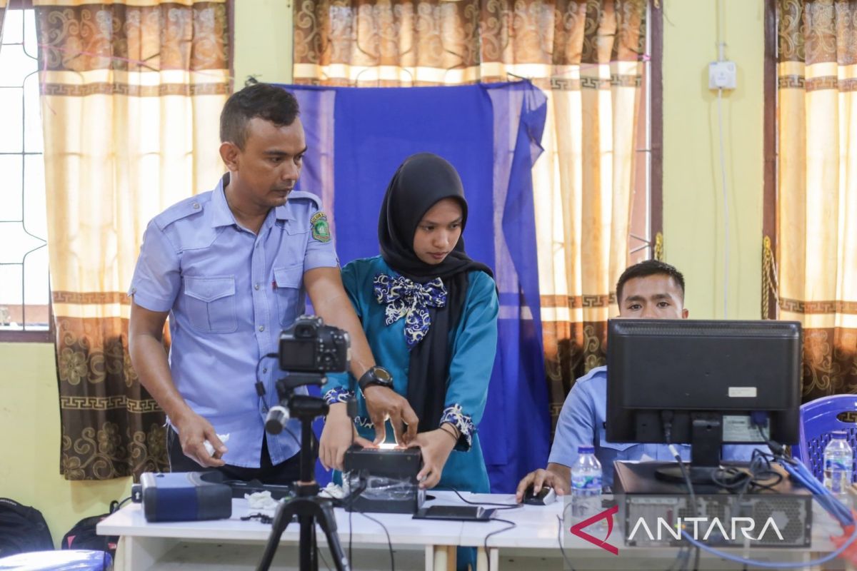 Disdukcapil Meranti lakukan perekaman e-KTP pemula di SMK Tebingtinggi