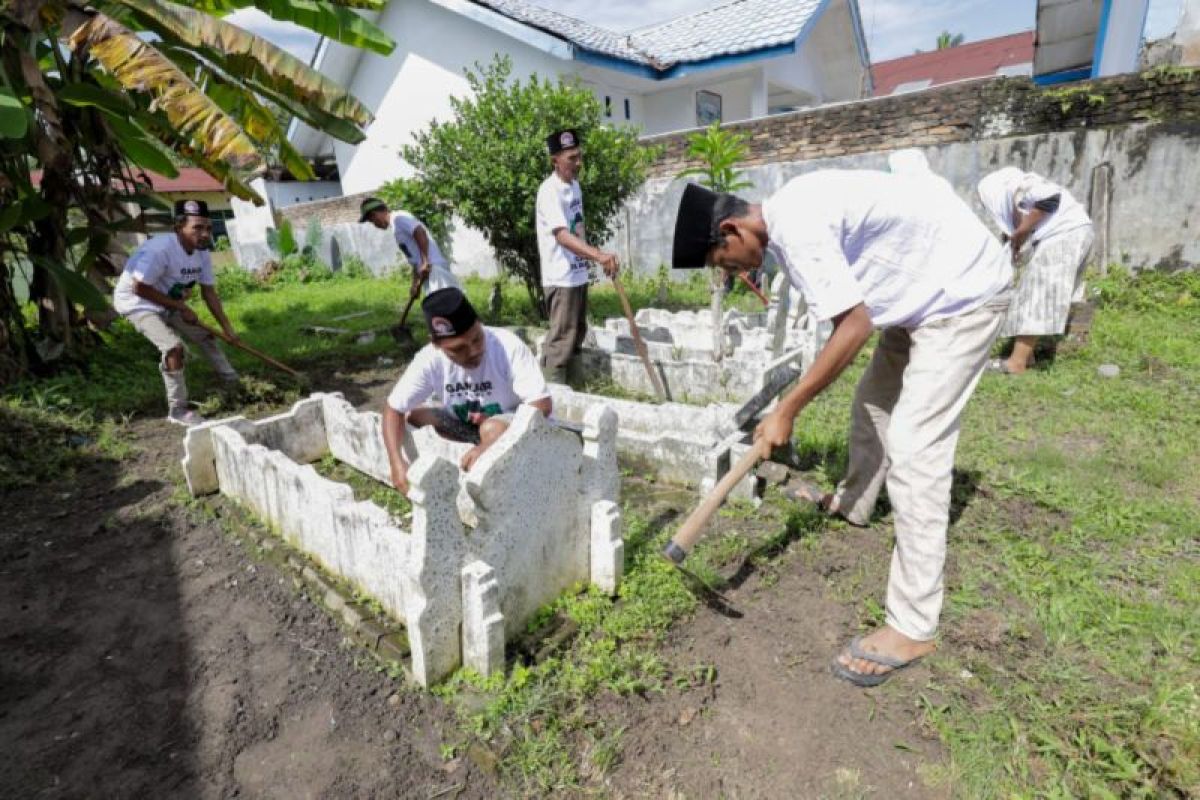 Bareng remaja masjid, Ustaz Sahabat Ganjar bebersih area pemakaman