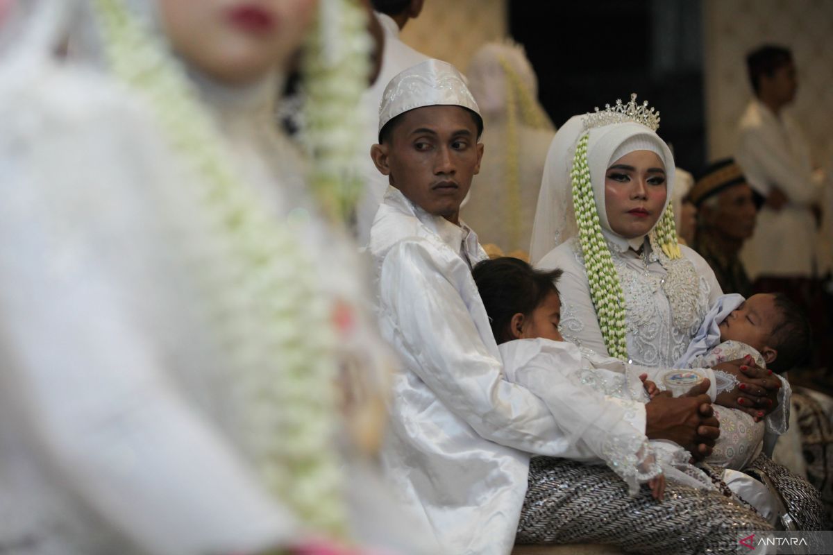 Ratusan pasangan pengantin jalani isbat nikah massal di Surabaya