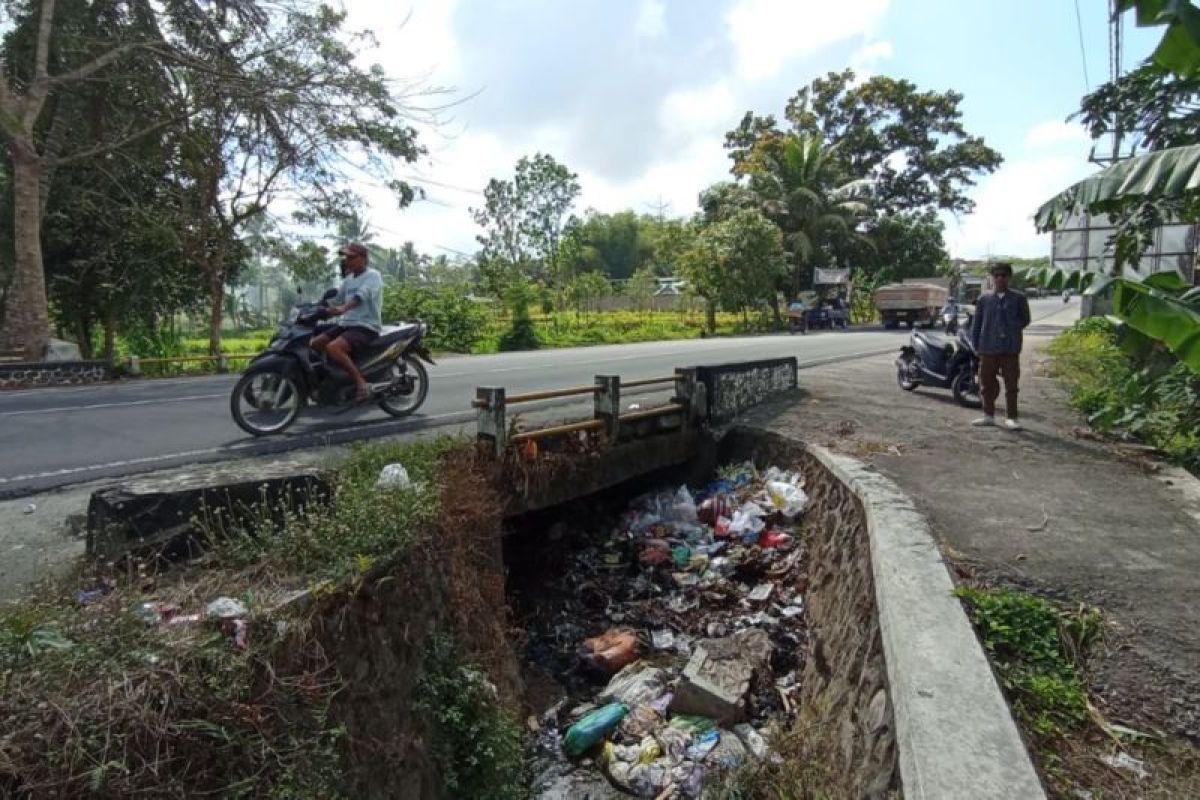 Sampah penuhi saluran irigasi di Jelantik Lombok Tengah