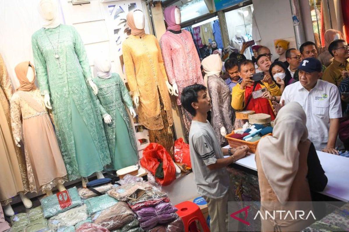 Tinjau Tanah Abang, Teten : UMKM kalah saing produk murah luar negeri