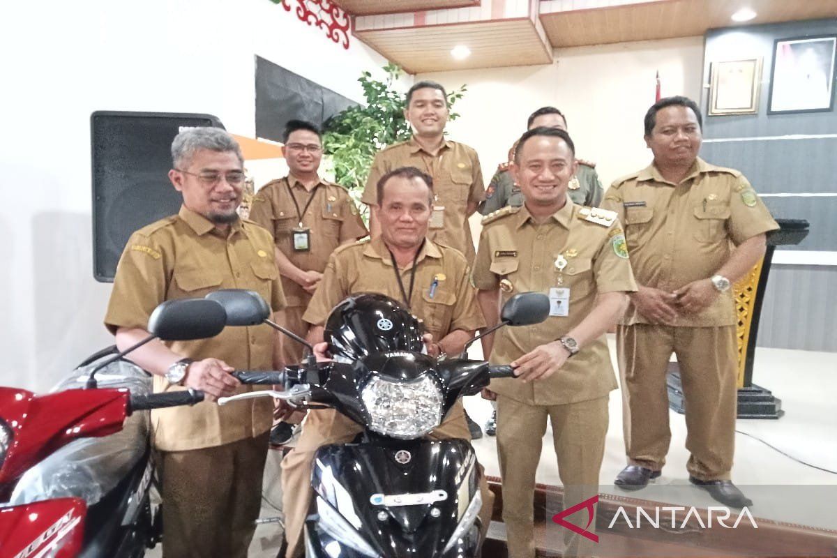 Pemkot Palangka Raya beri 29 unit kendaraan operasional ke puluhan guru dan pengawas