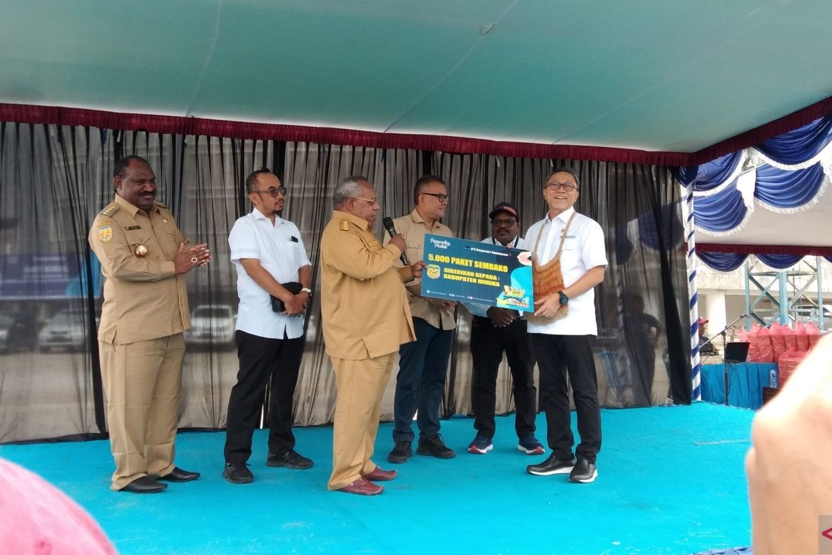 Menteri Perdagangan Zulkifli Hasan serahkan 5.000 paket sembako bagi masyarakat Mimika