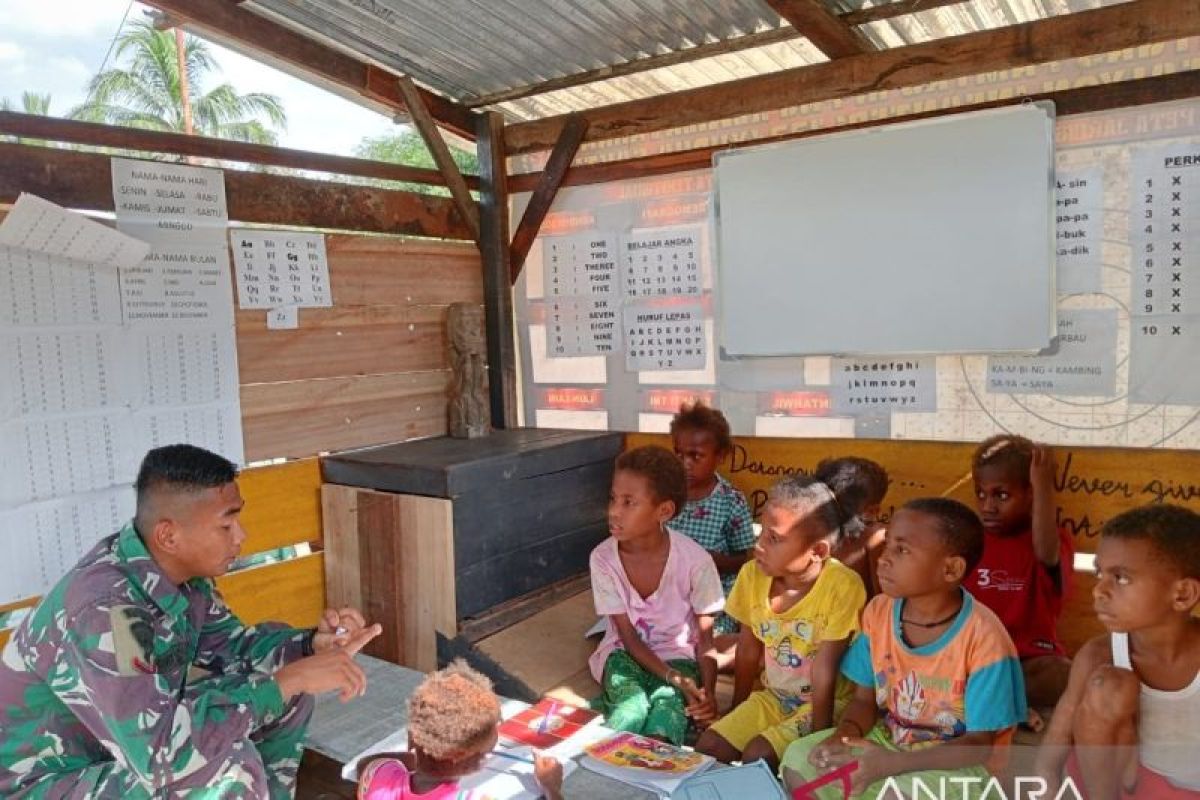 Perkuat pendidikan di Papua Barat Daya, TNI berikan les privat