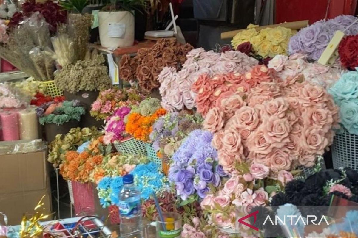 Merangkai bunga pilihan sendiri di Pasar Kayoon