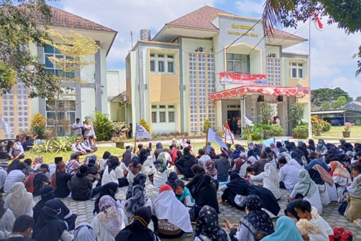 Ratusan guru SD honorer di Lombok Tengah minta SK penempatan