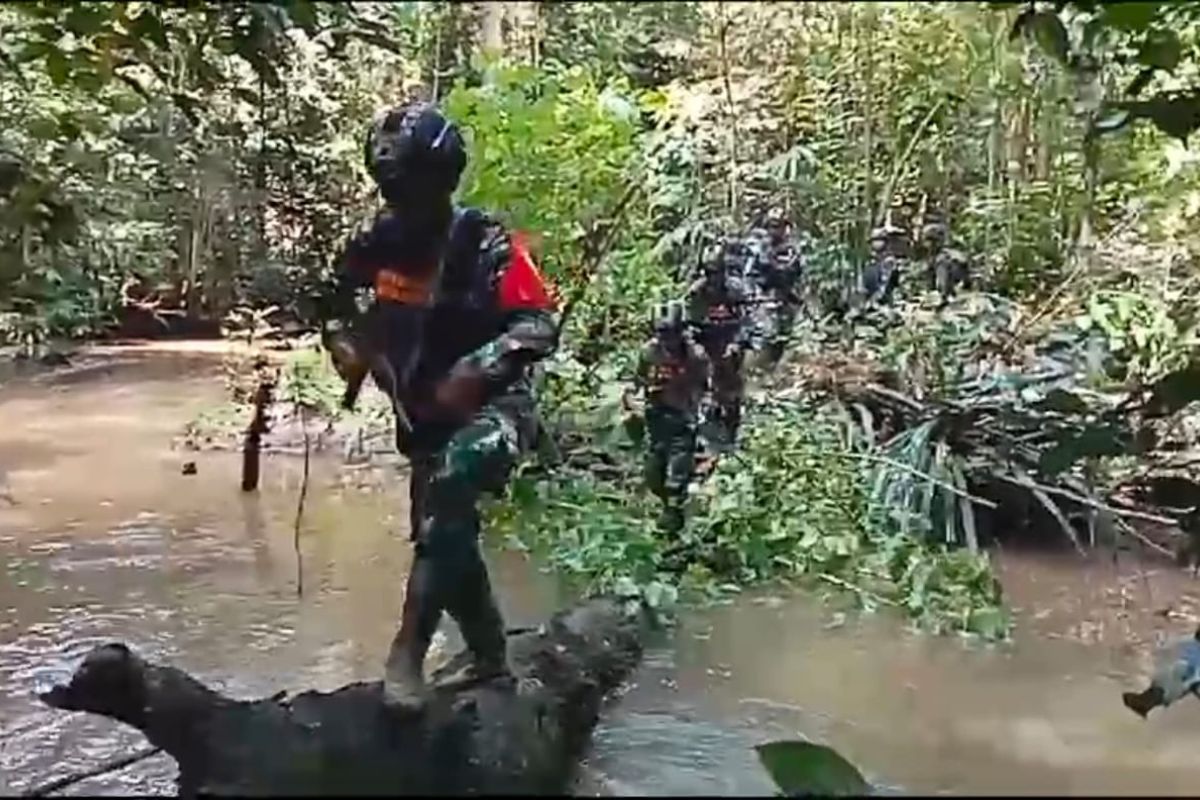 Satgas Pamtas patroli patok perbatasan negara RI-PNG di Kabupaten Keerom