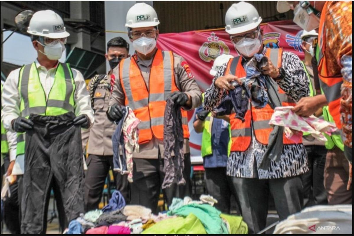Kapolda Kaltara laksanakan pemusnahan 19 kontainer pakaian bekas ilegal