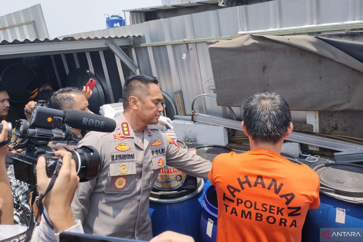 Polisi ungkap pabrik minuman keras ilegal berkedok rumah konveksi di Tambora Jakbar