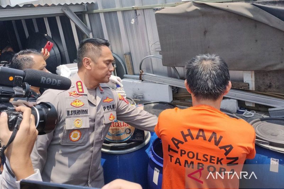 Polisi ungkap pabrik miras ilegal berkedok rumah konveksi di Tambora