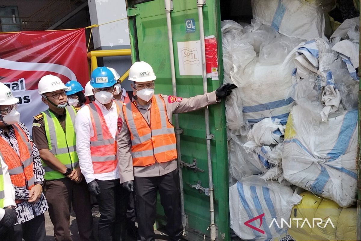 Polisi musnahkan 1.978 ballpres pakaian bekas impor dari Malaysia