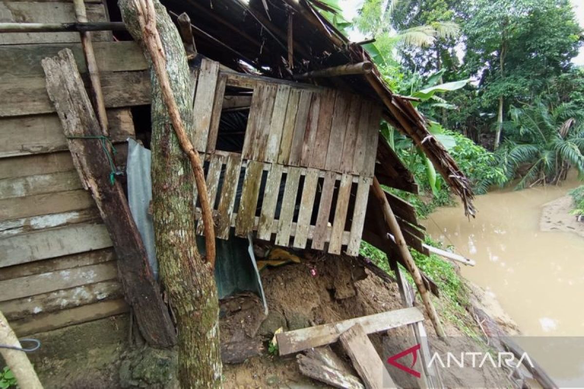 Banjir dipicu hujan deras masih genangi sebagian wilayah di Bireuen