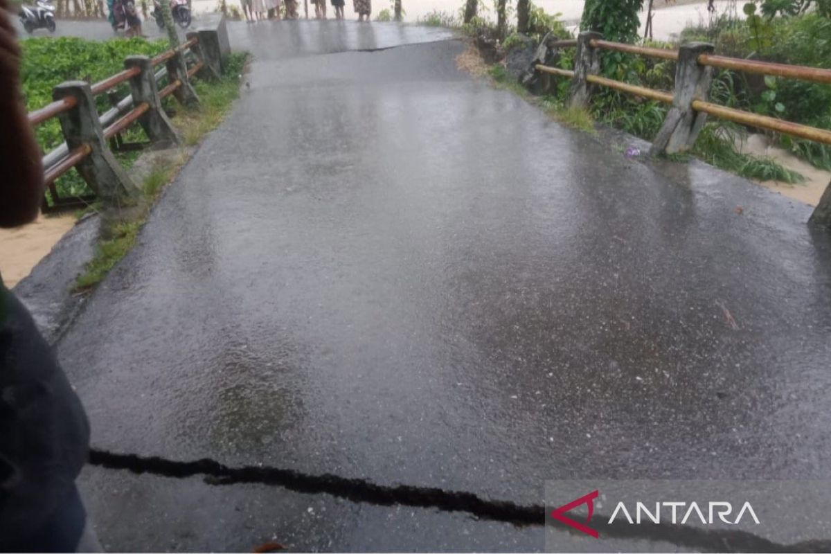 Jembatan penghubung antardesa di Abdya ambruk akibat hujan deras