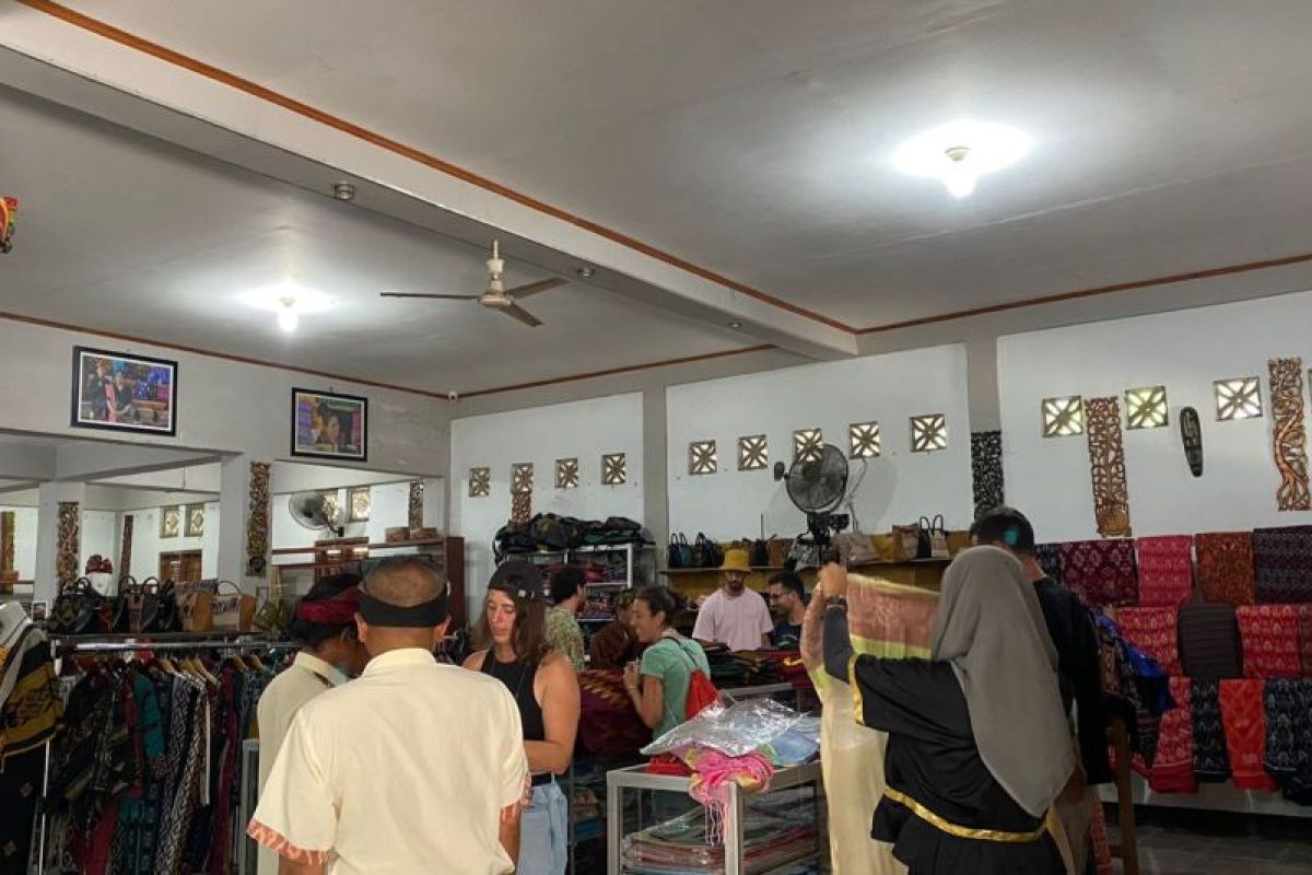 Wisatawan asing dominasi wisata kain tenun Sukarara