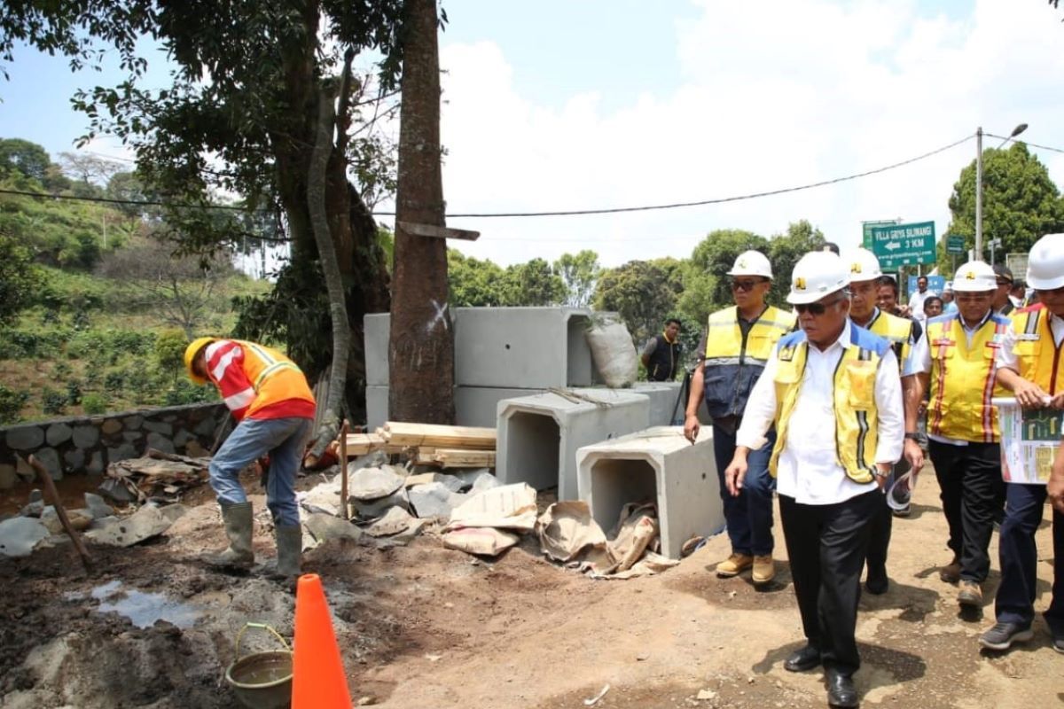 Menteri PUPR instruksikan perbaikan dan pelebaran pada jalur alternatif Puncak Jawa Barat