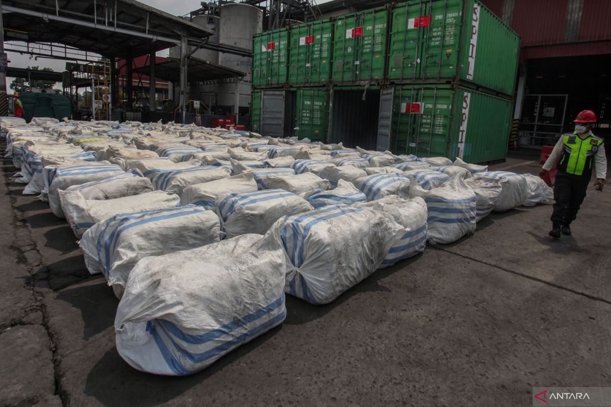 Sebanyak 1.978 ballpres pakaian bekas impor dari Malaysia dimusnahkan