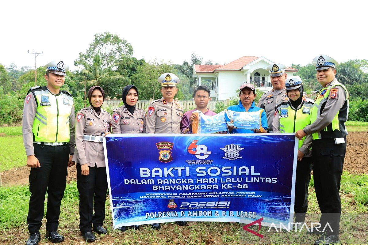 Satlantas Polresta Ambon salurkan bansos untuk  tukang ojek dan buruh  kasar