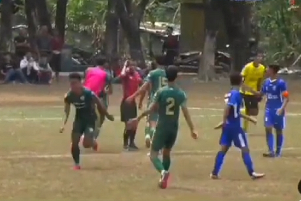 Pertandingan sepak bola Kota Palembang vs OKU Selatan ricuh di "injury time"