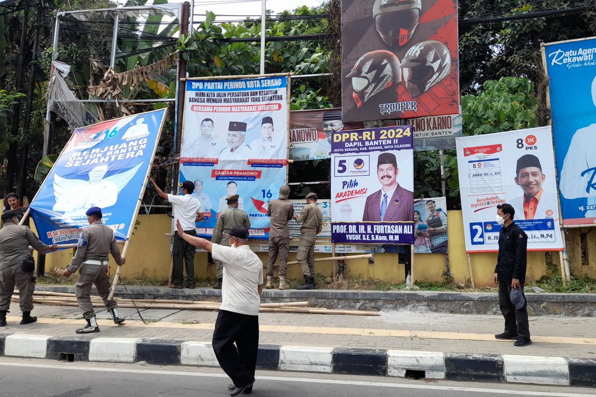 Bawaslu tertibkan APK di jalan protokol Kota Serang