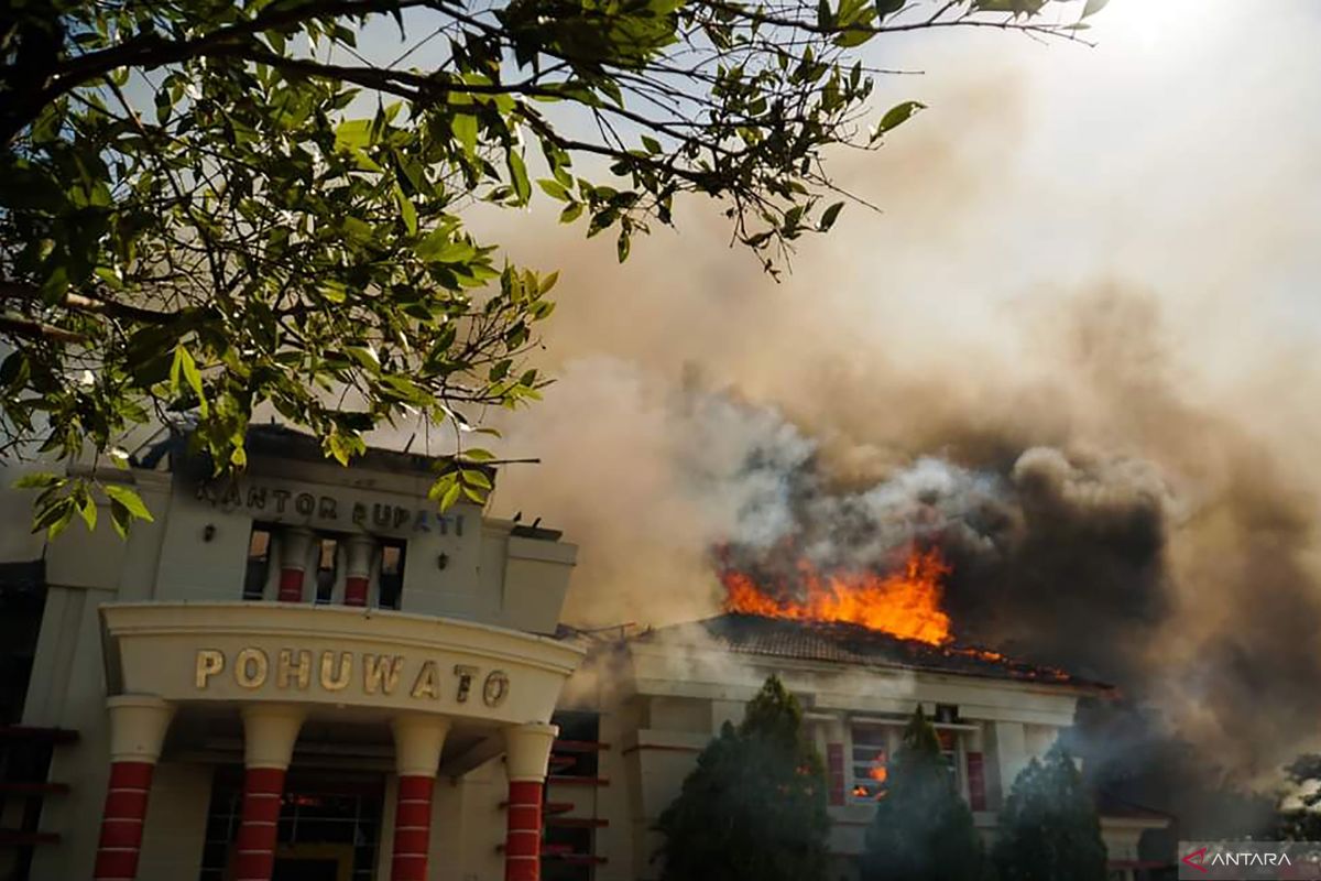 Bupati Pohuwato berkantor dengan kondisi ruangan dan meja seadanya