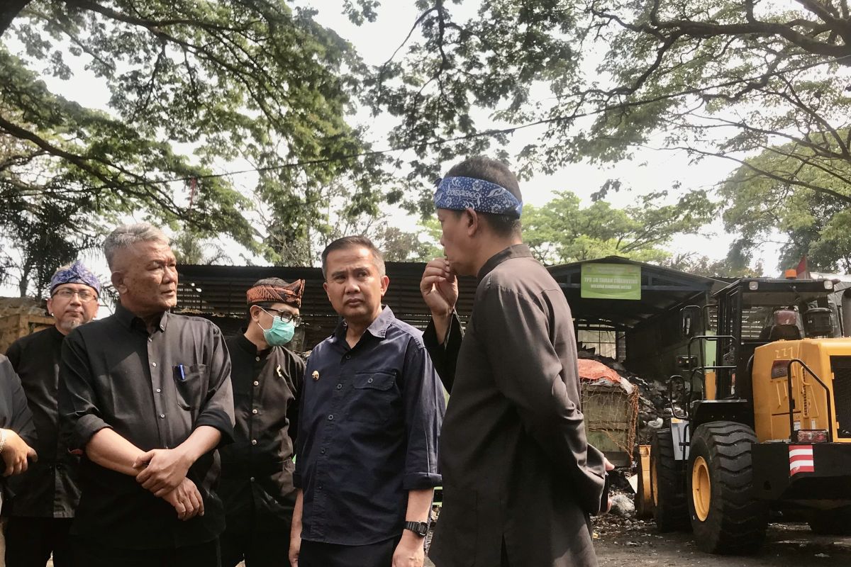 Pj Gubernur Jabar tinjau beberapa TPS di Bandung atasi darurat sampah