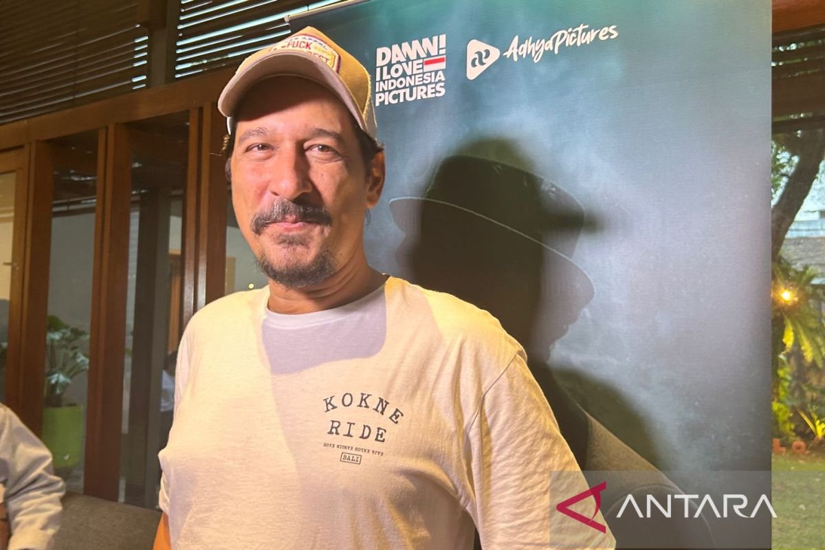 Bucek Depp  berlatih bahasa Ambon untuk film  