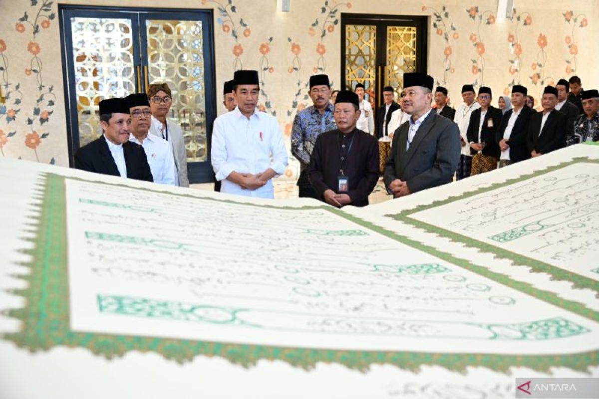 Presiden Jokowi terima mushaf Al-Quran ditulisan tangan tim ahli Unsiq