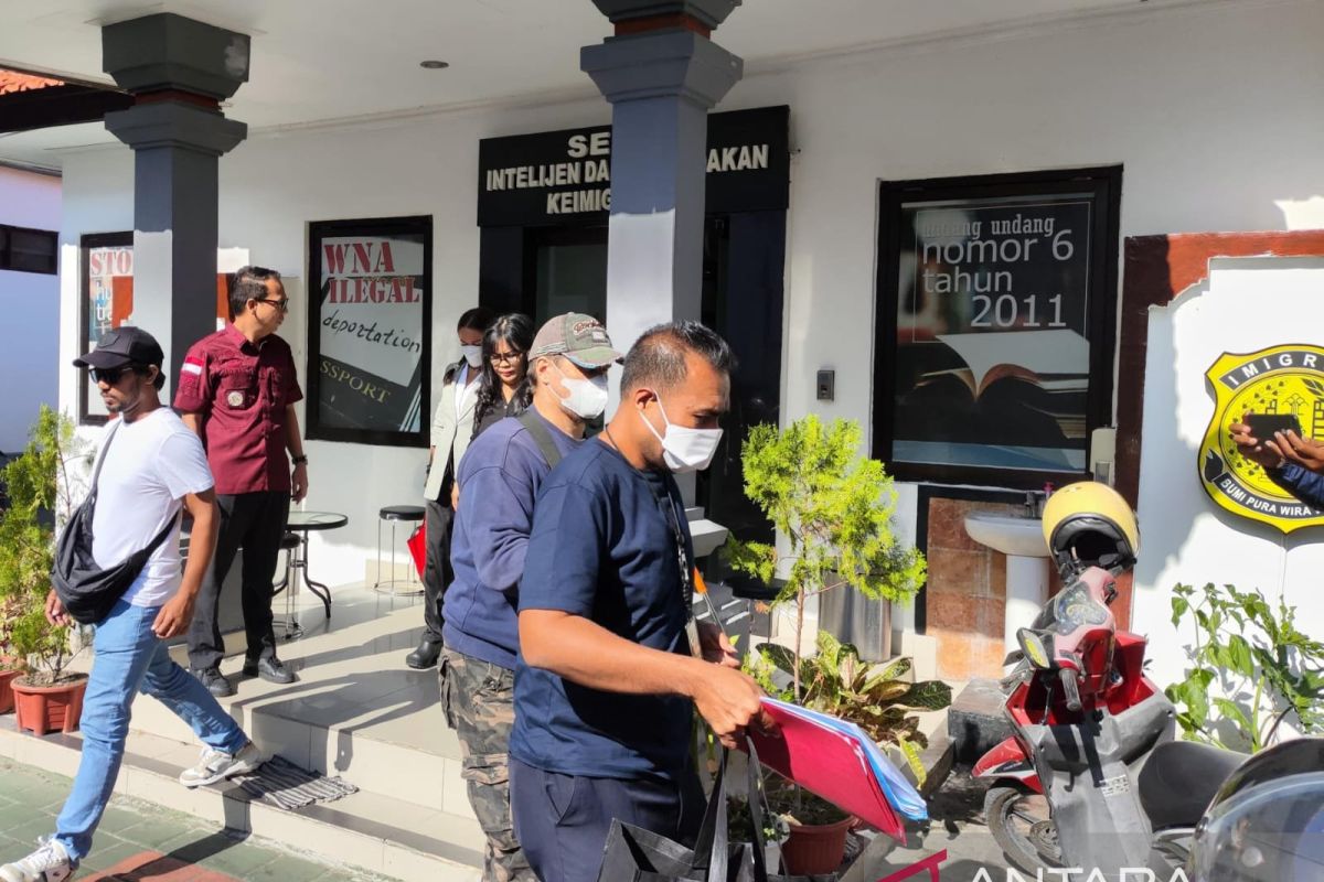 Denpasar Immigration deports two Russian citizens