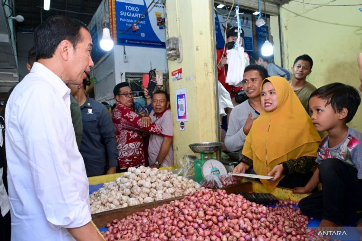 Staple goods' prices stable at E Kalimantan's Merdeka Market: Jokowi
