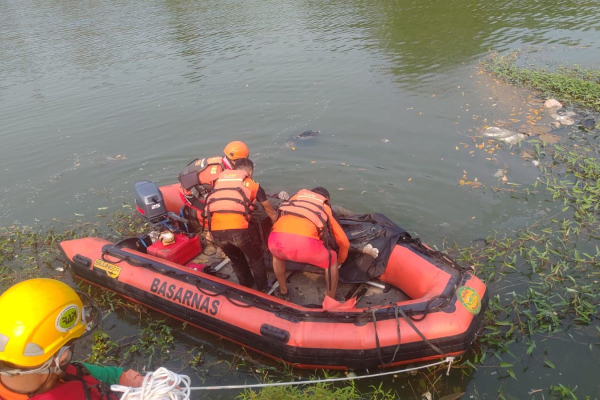 Warga yang terjatuh ke Sungai Ciujung Serang ditemukan meninggal