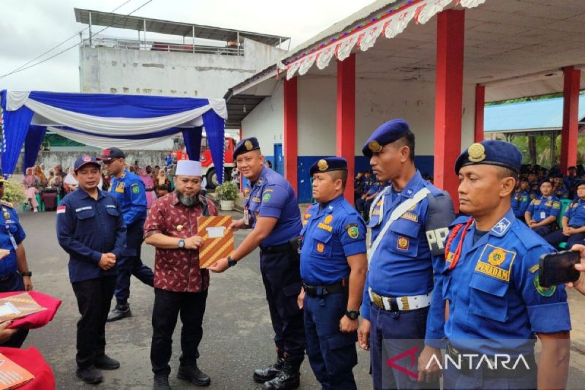 Wali Kota Bengkulu serahkan 109 SK PPPK Dinas Damkar