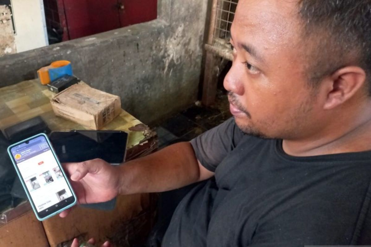 Pedagang ayam Jatinegara siasati sepinya pembeli dengan jualan daring