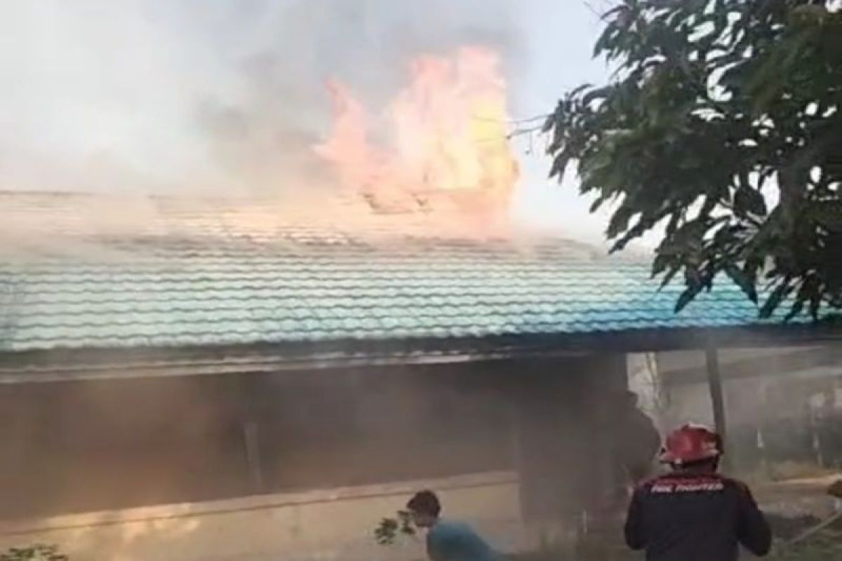 SMP Negeri 2 Gambut Banjar terbakar akibat karhutla