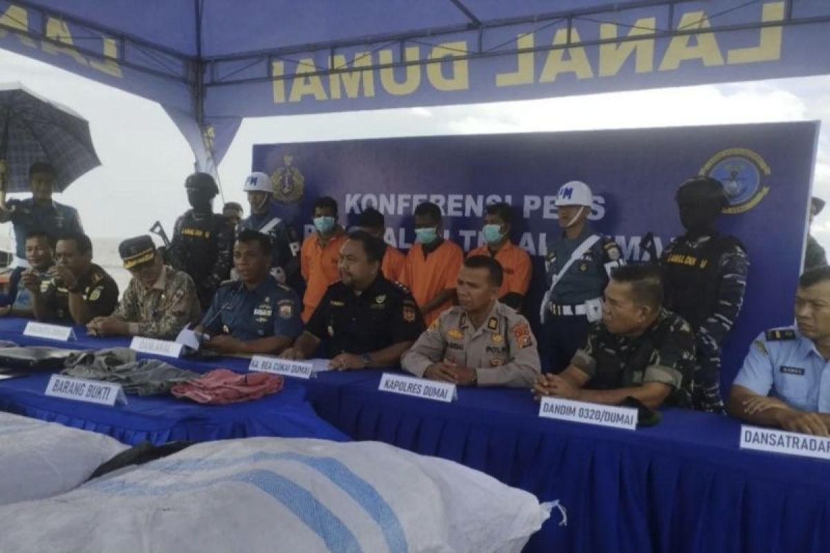 Lanal Dumai tahan kapal bermuatan 56 ribu kilogram pakaian bekas