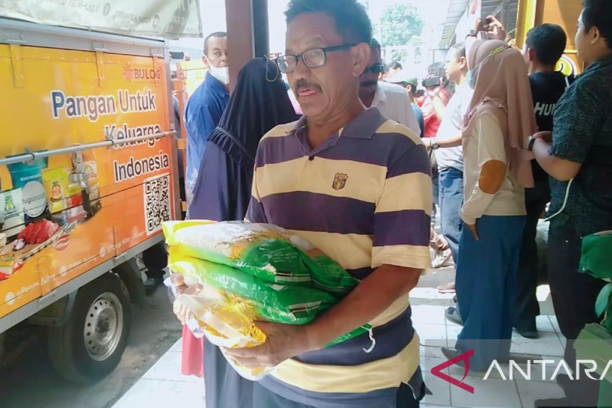 Pemkab Karawang gandeng Bulog gelar operasi pasar beras di 15 kecamatan