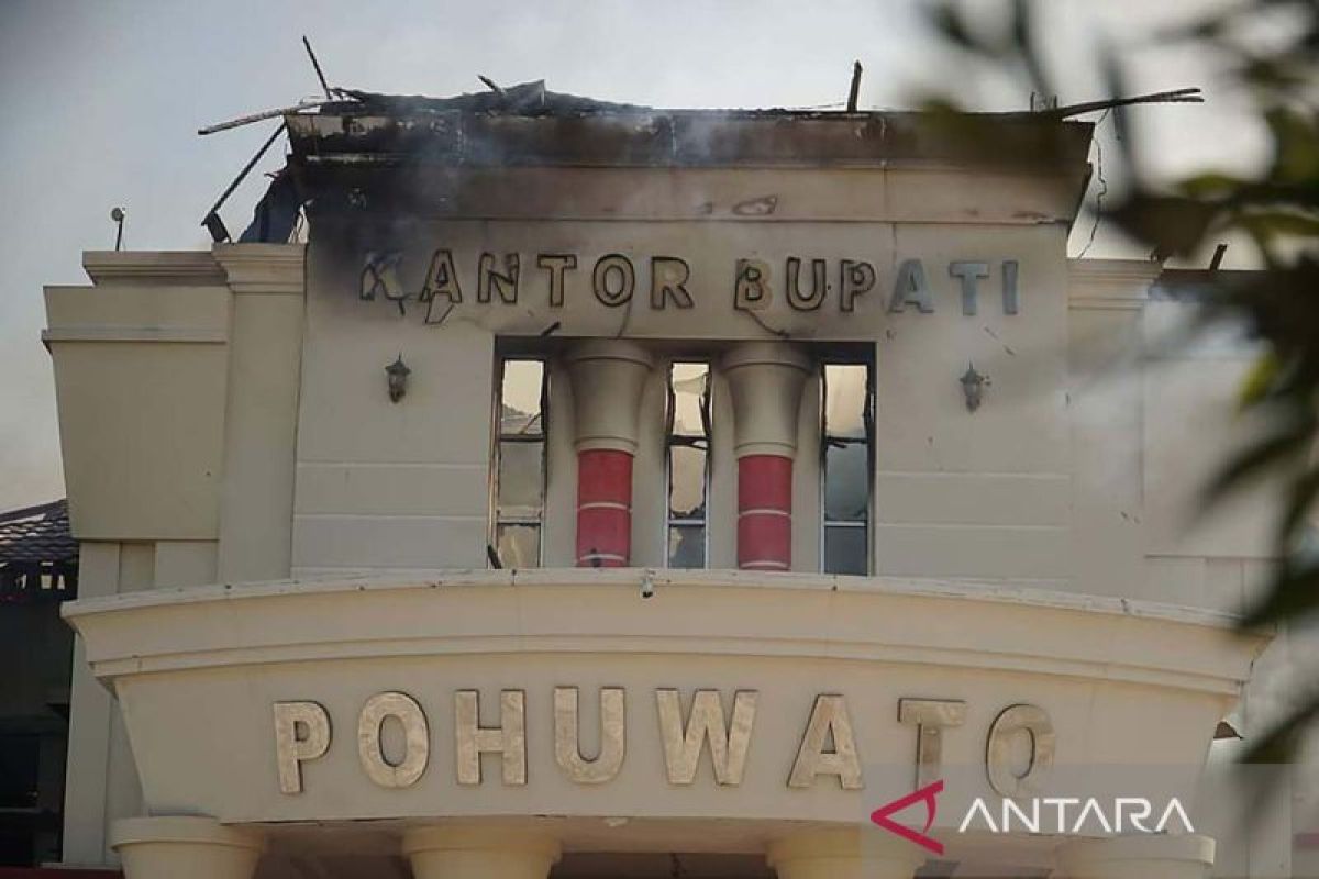 Hukum kemarin, kantor bupati Pohuwato dibakar dan klarifikasi Wamentan