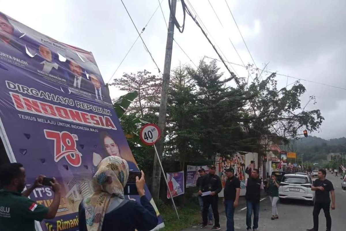 Bawaslu-satpol PP Ambon tertibkan alat peraga  kampanye