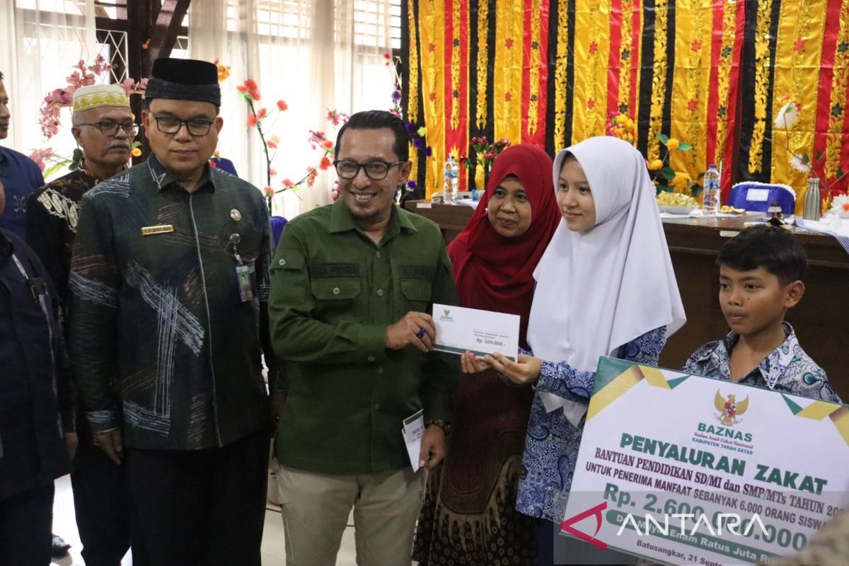 Tanah Datar beri bantuan beasiswa untuk 6.000 siswa