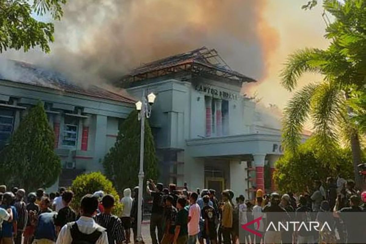 Kantor Bupati Pohuwato terbakar saat unjuk rasa