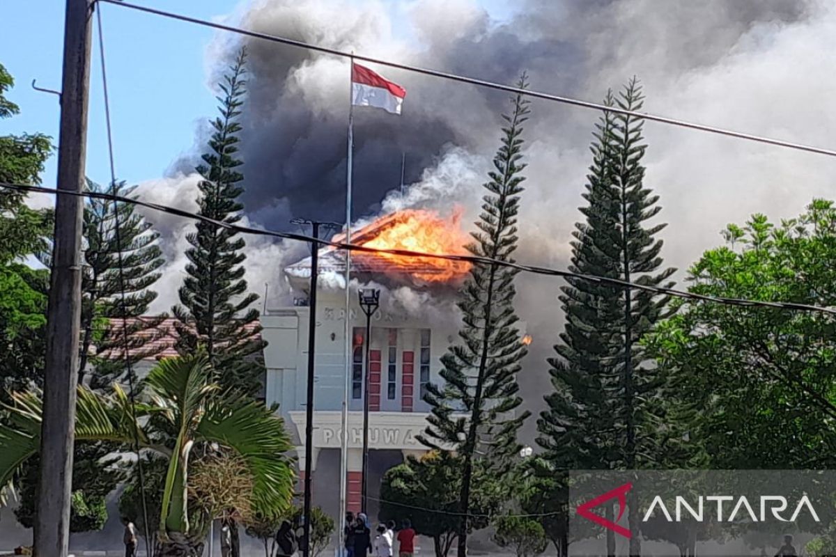 Miris! Kantor Bupati-DPRD Pohuwato Gorontalo dibakar dan dirusak massa