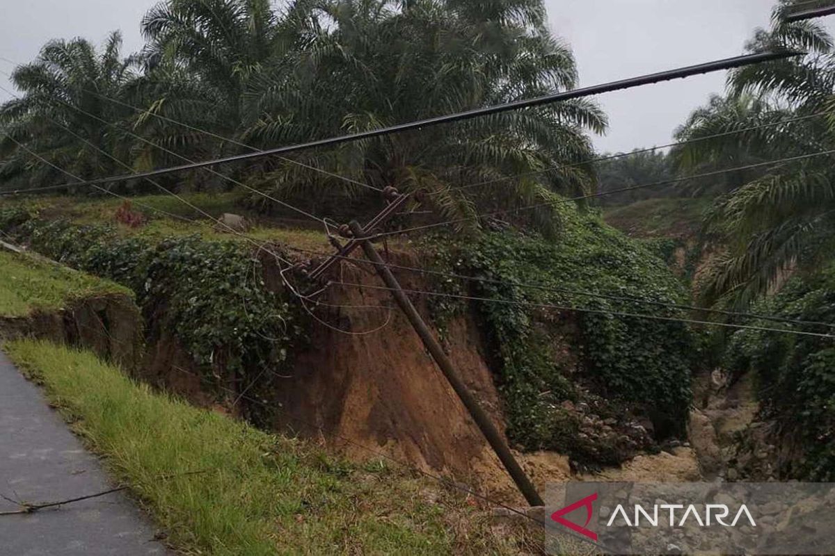 PLN Pematang Siantar pulihkan gangguan lisrik akibat longsor