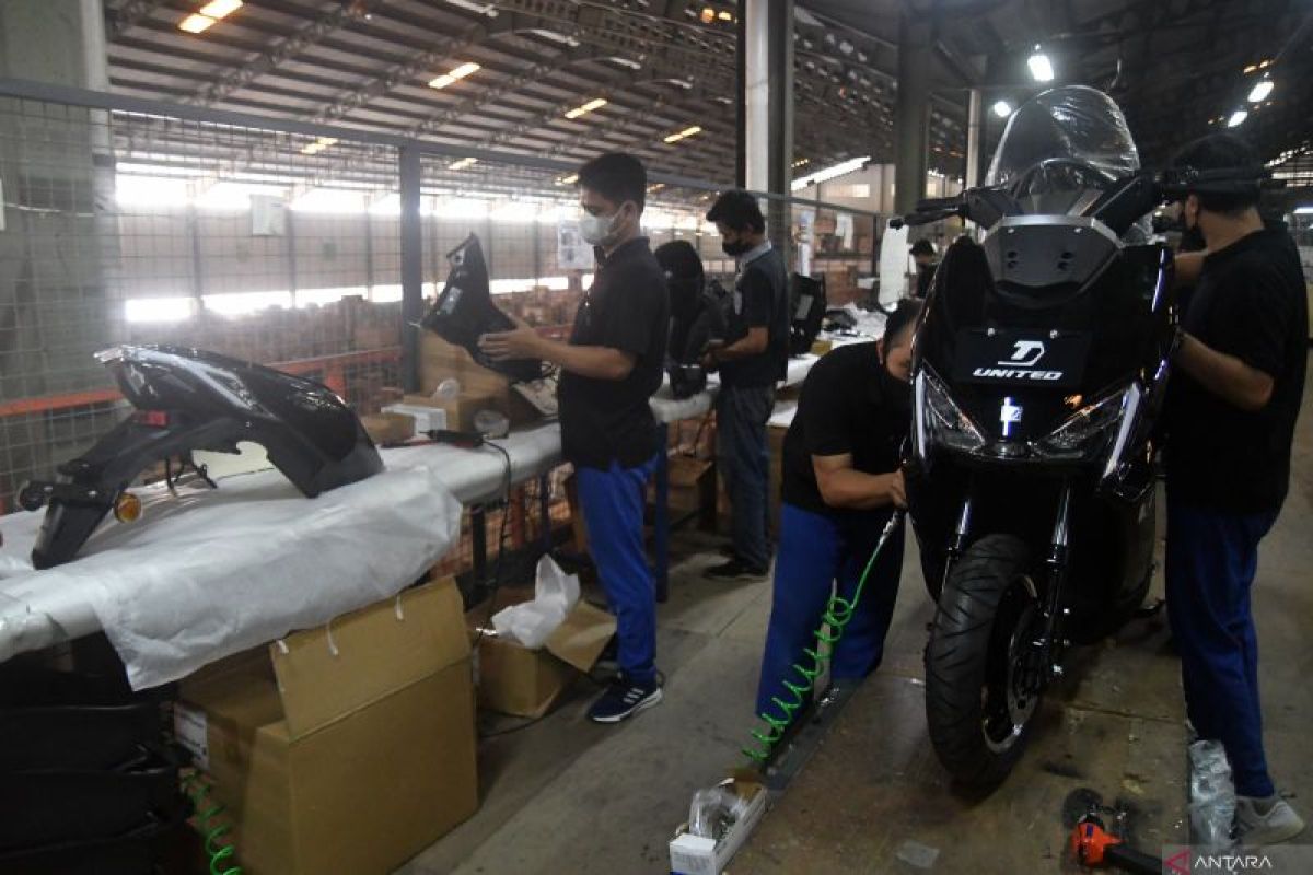 Yuk intip produksi sepeda motor listrik nasional di Citereup