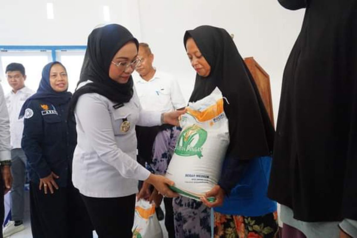 Pemkab Mamuju salurkan bantuan beras kepada 17.235 KPM