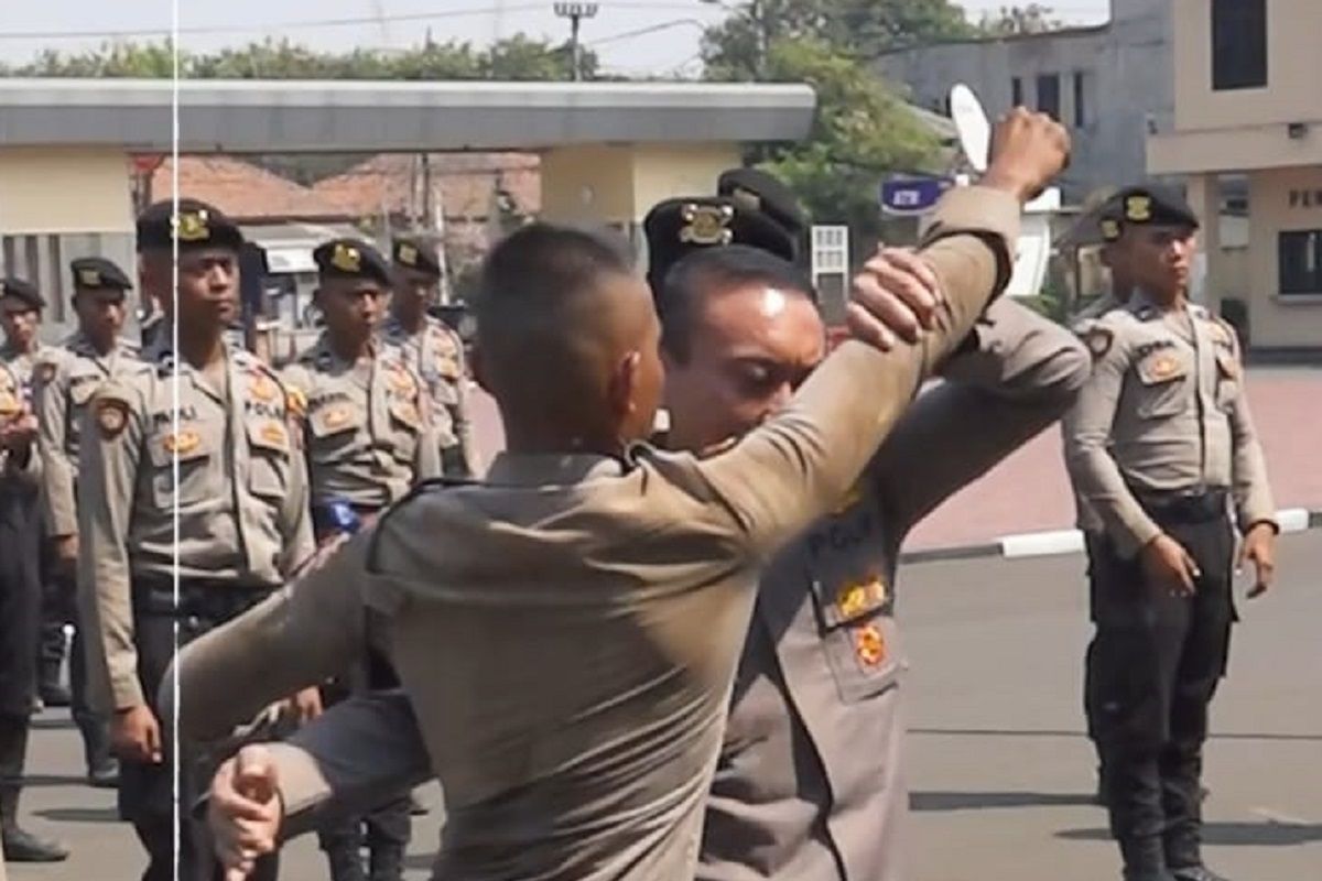 Wakpolda Banten Brigjen Pol Sabilul unjuk kemampuan bela diri di pembaretan