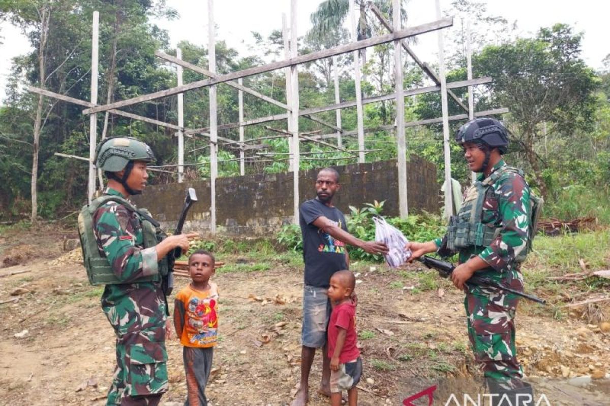 TNI patroli simpatik jalin keakraban dengan masyarakat di Maybrat