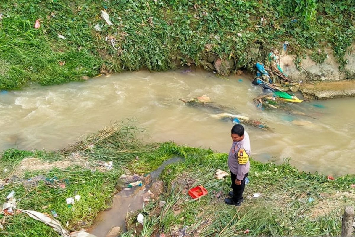 Hujan deras di Batam, bocah 2 tahun terseret arus di parit
